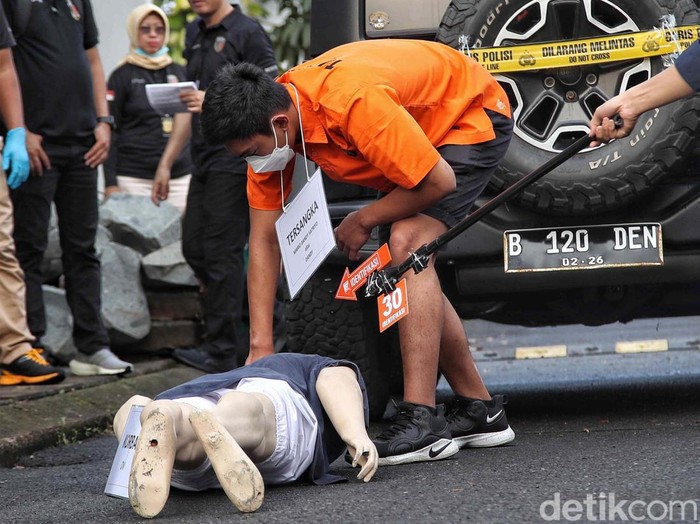 Polda Metro Jaya menggelar ekonstruksi kasus penganiayaan Mario Dandy Satriyo terhadap Cristalino David Ozora. Ini detik-detik reka ulang penganiayaannya.
