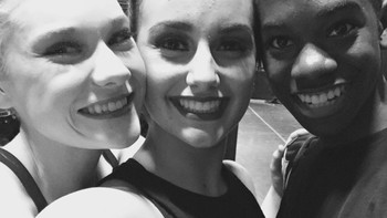 Robert dengan teman-temannya yang lain. Langsung setelah itu, berdasarkan profilnya di LinkedIn, ia mengejar gelar Master of Science dalam Ilmu Komputer, Kecerdasan Buatan & Keamanan Cyber dari universitas yang sama. Foto: Instagram