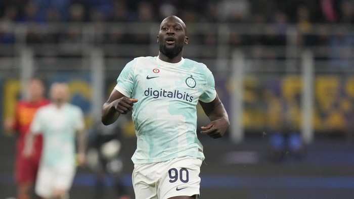 Inter Milans Romelu Lukaku controls the ball during a Serie A soccer match between Inter Milan and Lecce at the San Siro stadium in Milan, Italy, Sunday, March 5, 2023. (AP Photo/Luca Bruno)