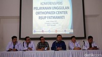 Direktur Utama RSUP Fatmawati, dr Andi Saguni, MA menggelar jumpa pers terkait banyaknya masyarakat Indonesia yang lebih memilih berobat ke luar negeri dibandingkan negara sendiri. Jumpa pers berlangsung di RSUP Fatmawati, Jakarta Selatan, Jumat (10/3/2023).