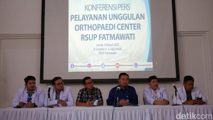 RSUP Fatmawati Klaim Alkes RI Tak Kalah Canggih dengan Luar Negeri Belakangan geger kabar banyak masyarakat Indonesia lebih memilih berobat di luar negeri dibandingkan di negara sendiri. Sebagaimana sempat disinggung Presiden RI Joko Widodo dalam cuitannya, kurang lebih ada dua juta warga yang memilih berobat di negara tetangga Singapura hingga Jepang dibandingkan di dalam negeri.
Direktur Utama RSUP Fatmawati, dr Andi Saguni, MA ikut menyoroti ramai kasus tersebut. Menurutnya, warga sebenarnya tidak perlu jauh-jauh berobat ke luar negeri. Pasalnya, di dalam negeri pun pihaknya mengupayakan pelayanan pengobatan memadai.