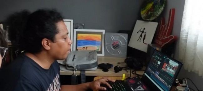 Salah satu sudut favorit Arie Kriting di rumah berlantai dua ini. Di sini, sang komedian dan aktor ini mengedit video sebelum dijadikan konten. (Foto: Instagram)