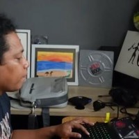 Salah satu sudut favorit Arie Kriting di rumah berlantai dua ini. Di sini, sang komedian dan aktor ini mengedit video sebelum dijadikan konten. (Foto: Instagram)