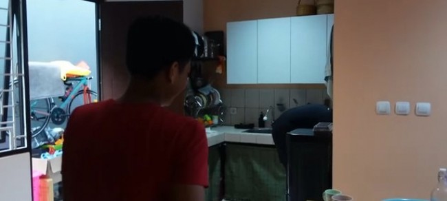 Inilah penampakan dapur rumah Arie Kriting dan Indah Permatasari. Alih-alih menggunakan rak, area kosong di bawah wastafel cuci piring dibiarkan seadanya tapi ditutup kain sehingga terlihat tetap rapi. (Foto: Instagram)