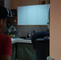 Inilah penampakan dapur rumah Arie Kriting dan Indah Permatasari. Alih-alih menggunakan rak, area kosong di bawah wastafel cuci piring dibiarkan seadanya tapi ditutup kain sehingga terlihat tetap rapi. (Foto: Instagram)