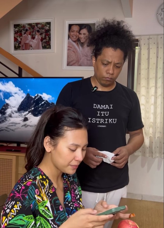 Arie Kriting dan Indah Permatasari menghiasi dinding-dinding rumah dengan foto-foto mereka yang romantis. (Foto: Instagram)