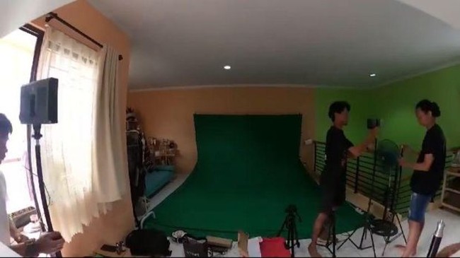 Ternyata lantai atas juga dimaksimalkan sebagai studio dadakan. Bahkan lengkap dengan green screen. (Foto: Instagram)