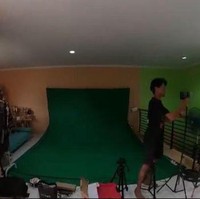 Ternyata lantai atas juga dimaksimalkan sebagai studio dadakan. Bahkan lengkap dengan green screen. (Foto: Instagram)