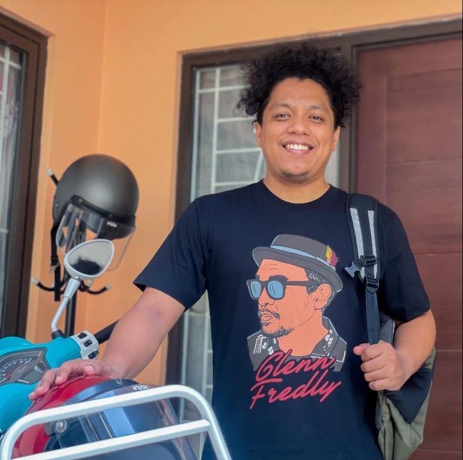 Sebelum pindah ke rumah baru, Arie Kriting dan Indah Permatasari masih menempati rumah sewaan yang jauh dari kesan mewah. Kendati demikian, rumah tersebut tetap terlihat apik dengan fasad bergaya modern. Esteriornya didominasi warna oranye yang cerah. (Foto: Instagram)