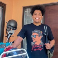 Sebelum pindah ke rumah baru, Arie Kriting dan Indah Permatasari masih menempati rumah sewaan yang jauh dari kesan mewah. Kendati demikian, rumah tersebut tetap terlihat apik dengan fasad bergaya modern. Esteriornya didominasi warna oranye yang cerah. (Foto: Instagram)