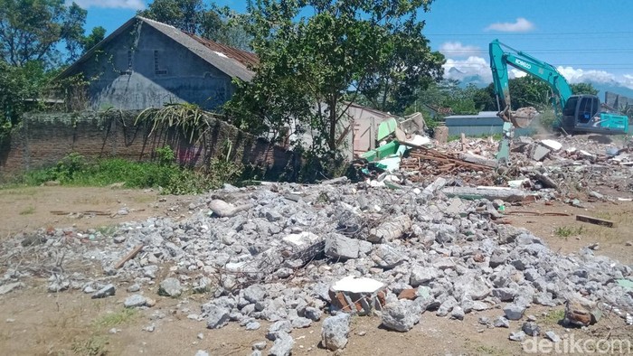 Rumah bertingkat di Klaten yang sempat tolak UGR tol Rp 3,5 miliar akhirnya dibongkar. Foto diunggah Jumat (10/3/2023).