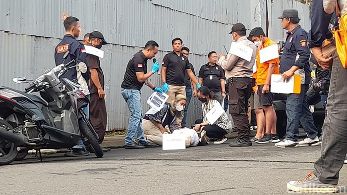 Saksi kunci berinisial N dihadirkan dalam reka ulang kasus penganiayaan David oleh Mario Dandy. N tampak begitu emosional saat mengikuti rekonstruksi kasus. (Ilham Oktafian/detikcom)