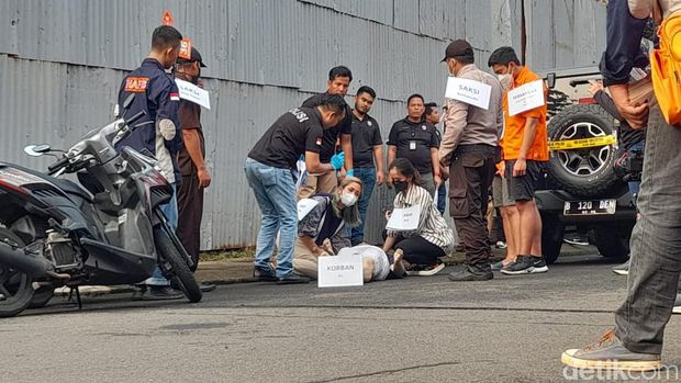 Saksi kunci berinisial N dihadirkan dalam reka ulang kasus penganiayaan David oleh Mario Dandy. N tampak begitu emosional saat mengikuti rekonstruksi kasus. (Ilham Oktafian/detikcom)