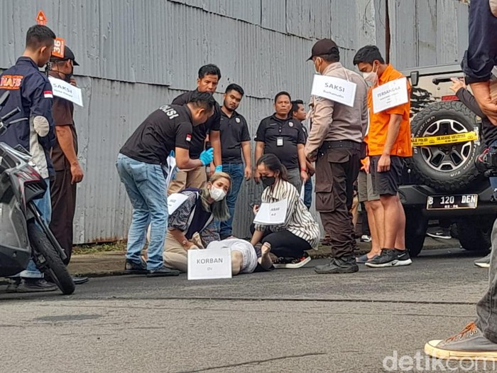 Saksi kunci berinisial N dihadirkan dalam reka ulang kasus penganiayaan David oleh Mario Dandy. N tampak begitu emosional saat mengikuti rekonstruksi kasus. (Ilham Oktafian/detikcom)