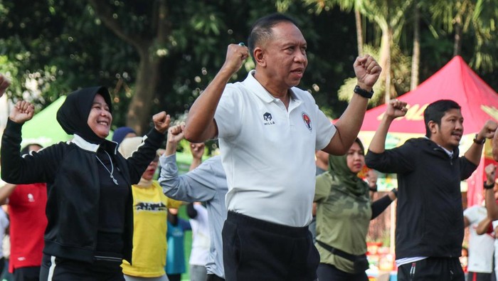 Salam Perpisahan, Zainudin Amali Senam Bersama Pegawai Kemenpora Menpora Zainudin Amali (tengah) bersama pejabat dan pegawai Kemenpora mengikuti senam di halaman Kantor Kemenpora, Jakarta, Jumat (10/3/2023). Zainudin Amali masih menjalankan tugas sebagai Menpora usai menyerahkan surat pengunduran dirinya kepada Presiden pada Kamis (9/3) untuk selanjutnya fokus mengurus sepak bola sesuai tugasnya sebagai Wakil Ketua Umum PSSI.