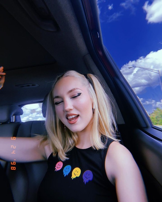 Sekuriti yang menjaga Sammi adalah Joe, seorang mantan tentara marinir yang kini bekerja sebagai bodyguard pribadi. Joe dibutuhkan untuk menemani dan menjaganya kalau saja dia diserang klien mengingat kondisinya yang tidak memakai busana ketika bekerja. Foto: Instagram @sincerely__sammi