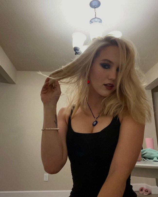 Ketika Sammi melakukan pekerjaannya, Joe akan menunggu di luar rumah tapi Sammi menggunakan sebuah jam SOS untuk mengabarinya jika ada masalah.Foto: Instagram @sincerely__sammi