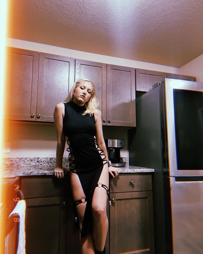 Sammi mengaku dibayar $455 atau Rp 7 jutaan per jam dan itu belum termasuk tip yang dikatakan tidak sedikit. Dalam sehari, ia bisa bekerja di lima rumah. Aku hanya ingin bilang mereka tidak diharuskan untuk memberi tip tapi kebanyakan rumah yang aku bersihkan memberikannya, katanya di Instagram.Foto: Instagram