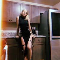 Sammi mengaku dibayar $455 atau Rp 7 jutaan per jam dan itu belum termasuk tip yang dikatakan tidak sedikit. Dalam sehari, ia bisa bekerja di lima rumah. Aku hanya ingin bilang mereka tidak diharuskan untuk memberi tip tapi kebanyakan rumah yang aku bersihkan memberikannya, katanya di Instagram.Foto: Instagram