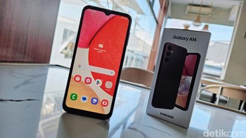 Guna mendukung mobilitas pengguna diberikan baterai berkapasitas 5.000 mAh yang mendukung pengisian cepat 15W. Foto: Adi Fida Rahman/detikINET