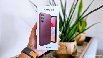 Dalam paket penjualan Samsung A14 hanya menyertakan unit HP, buku petunjuk dan kabel data USB Type C. Tidak disertkan adaptor charging.Foto: Adi Fida Rahman/detikINET