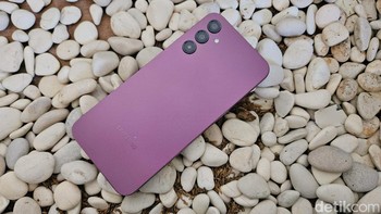 Hadir dalam tiga varian warna. Black, Silver dan ini Dark Red. Foto: Adi Fida Rahman/detikINET