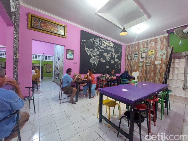 Warungnya tidaklah besar, namun cukup banyak meja makan di dalamnya. Di sini kamu juga bisa duduk lesehan di pondok-pondoknya. Terlihat, tempat ini sederhana. Warungnya tidaklah besar, namun cukup banyak meja makan di dalamnya. Di sini kamu juga bisa duduk lesehan di pondok-pondoknya. Terlihat, tempat ini sederhana.