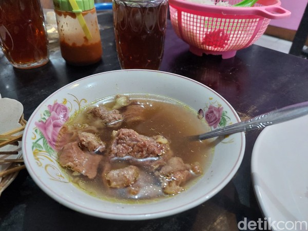 Ini adalah bebalung, sup iga sapi khas Sasak. Menu ini harus juga kamu cicipi saat liburan ke Lombok.