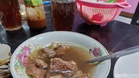 Ini adalah bebalung, sup iga sapi khas Sasak. Menu ini harus juga kamu cicipi saat liburan ke Lombok.