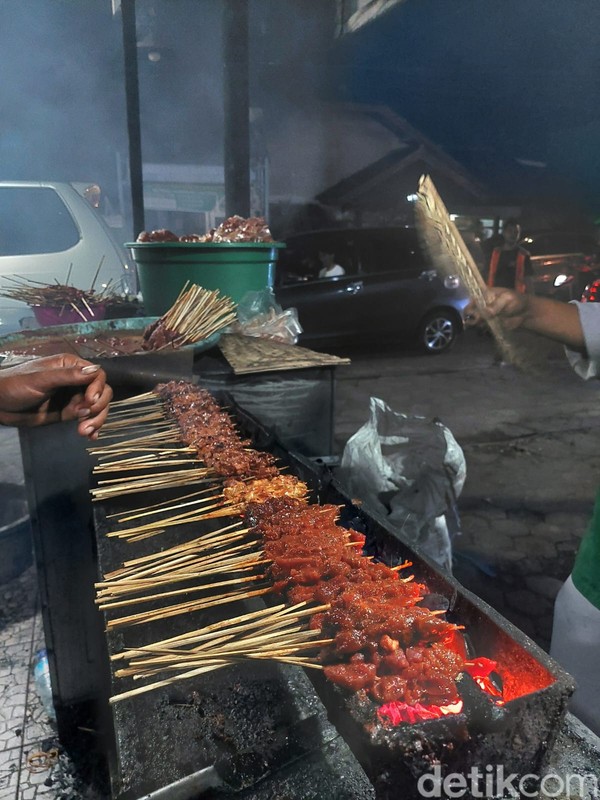 Salah satu yang harus kamu makan di Lombok yaitu sate rambiga. Sate ini terbuat dari daging sapi yang dibumbui racikan khas Lombok. Salah satu yang harus kamu makan di Lombok yaitu sate rambiga. Sate ini terbuat dari daging sapi yang dibumbui racikan khas Lombok.