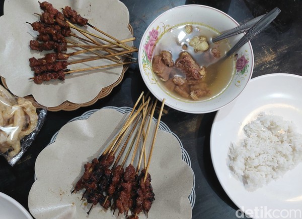 Untuk harga makannya, seporsi sate Rp 25 ribu yang berisi 10 tusuk sate.