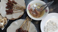 Untuk harga makannya, seporsi sate Rp 25 ribu yang berisi 10 tusuk sate.