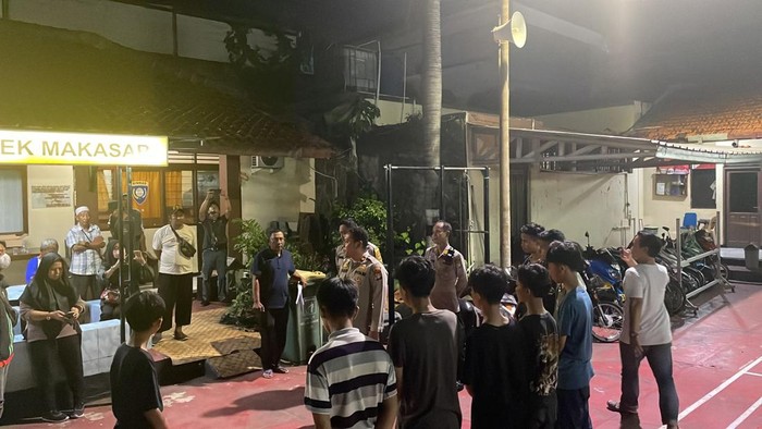 Sebanyak 9 pelajar disergap Masjid Agung At-Tin Taman Mini Indonesia Indah (TMII), Jakarta Timur (Jaktim). Para pelajar tersebut diduga hendak tawuran. (dok Ist)