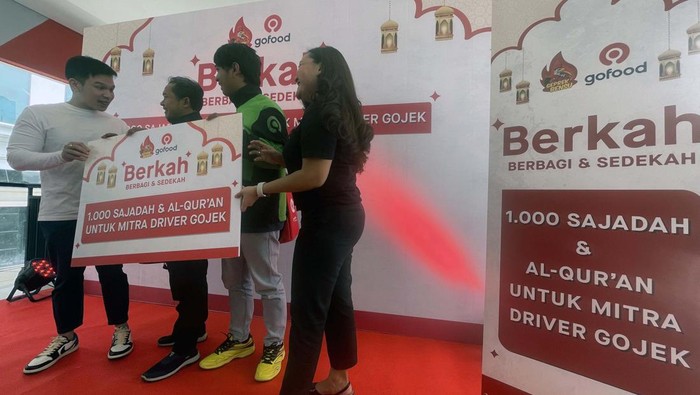 Jelang bulan Ramadhan, GoFood bersama Geprek Bensu menggelar progam berbagi dan Sedekah (Berkah). Program ini mengajak warga berdonasi sajadah dan Alquran untuk driver Gojek.