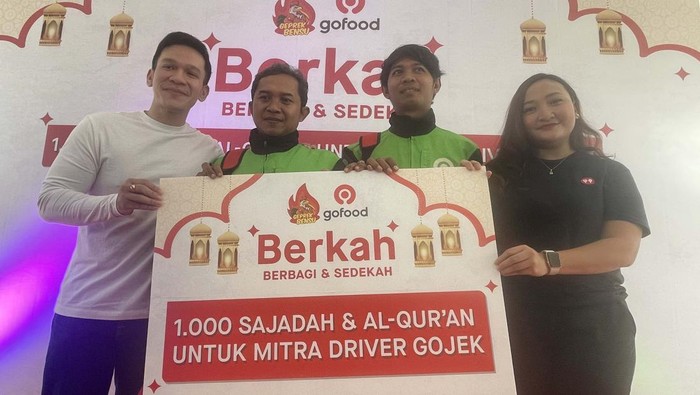 Jelang bulan Ramadhan, GoFood bersama Geprek Bensu menggelar progam berbagi dan Sedekah (Berkah). Program ini mengajak warga berdonasi sajadah dan Alquran untuk driver Gojek.