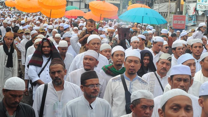 Sejumlah ulama bersama para peziarah mengikuti tradisi ziarah makam jelang Ramadhan atau Ziarah Kubro menuju Pemakaman Gubah Duku, 8 Ilir Palembang, Sumsel, Jumat (10/3/2023). Rangkaian tradisi ziarah akbar selama tiga hari yang diikuti oleh peziarah dari dalam dan luar Kota Palembang menjelang Ramadhan ini kembali selenggarakan setelah sebelumnya ditiadakan karena pandemi COVID-19. ANTARA FOTO/Feny Selly/rwa.