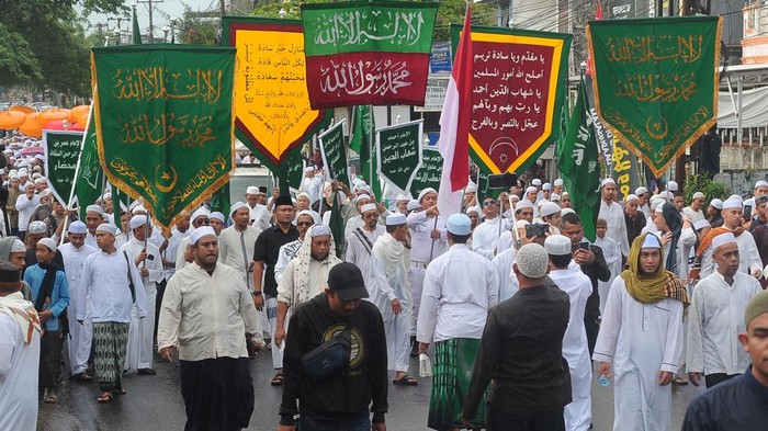 Semarak Ziarah Kubro di Palembang Jelang Ramadhan Sejumlah ulama bersama para peziarah mengikuti tradisi ziarah makam jelang Ramadhan atau Ziarah Kubro menuju Pemakaman Gubah Duku, 8 Ilir Palembang, Sumsel, Jumat (10/3/2023). Rangkaian tradisi ziarah akbar selama tiga hari yang diikuti oleh peziarah dari dalam dan luar Kota Palembang menjelang Ramadhan ini kembali selenggarakan setelah sebelumnya ditiadakan karena pandemi COVID-19. ANTARA FOTO/Feny Selly/rwa.
