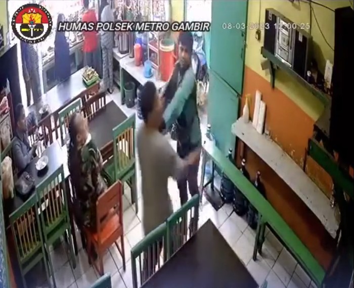 Seorang pengemudi (driver) ojek online (ojol) hampir adu pukul dengan penjual makanan di Gambir, Jakarta Pusat (Jakpus). Polisi turun tangan mendamaikan. (Instagram Polsek Gambir)