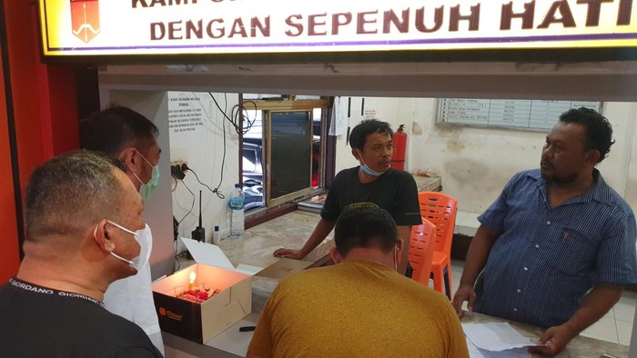 Seorang pria bawa kue ulang tahun ke Polrestabes Medan. (Foto: Istimewa)
