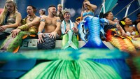 Orang-orang berpakaian seperti putri duyung berenang bersama selama Konvensi MerMagic di Freedom Aquatic & Fitness Center di Manassas, Virginia, Amerika Serikat, Sabtu (4/3/2023).  
