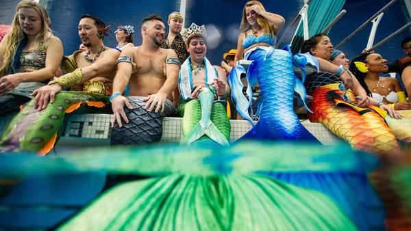 Orang-orang berpakaian seperti putri duyung berenang bersama selama Konvensi MerMagic di Freedom Aquatic & Fitness Center di Manassas, Virginia, Amerika Serikat, Sabtu (4/3/2023).  