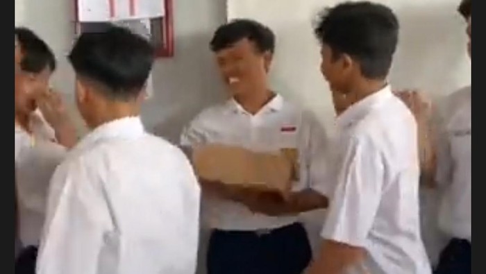 Siswa SMP urunan untuk membelikan sepatu temannya.