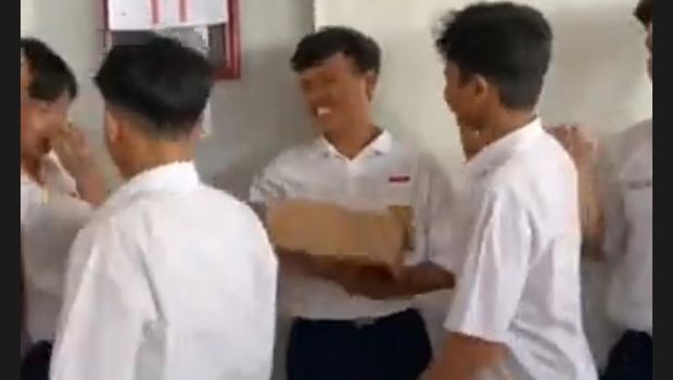 Siswa SMP urunan untuk membelikan sepatu temannya.