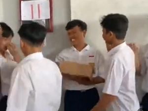 Sepatu untuk Teman, Bukti Persahabatan Pelajar SMP Tasikmalaya