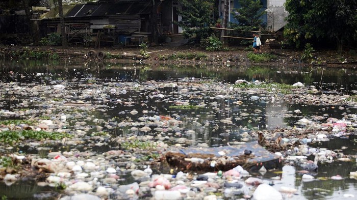 SITU TERCEMAR SAMPAH RUMAH TANGGA Tumpukan sampah rumah tangga memenuhi Situ Tlajung, Gunung Putri, Kabupaten Bogor, Jawa Barat, Jumat (10/3/2023). Sampah rumah tangga yang memenuhi situ atau danau tersebut disebabkan kurangnya kepedulian warga sekitar untuk membuang sampah pada tempatnya. ANTARA FOTO/Yulius Satria Wijaya/rwa.