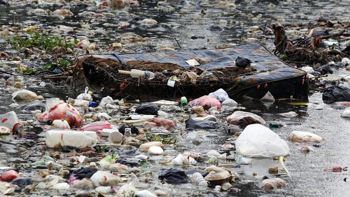 SITU TERCEMAR SAMPAH RUMAH TANGGA Tumpukan sampah rumah tangga memenuhi Situ Tlajung, Gunung Putri, Kabupaten Bogor, Jawa Barat, Jumat (10/3/2023). Sampah rumah tangga yang memenuhi situ atau danau tersebut disebabkan kurangnya kepedulian warga sekitar untuk membuang sampah pada tempatnya. ANTARA FOTO/Yulius Satria Wijaya/rwa.