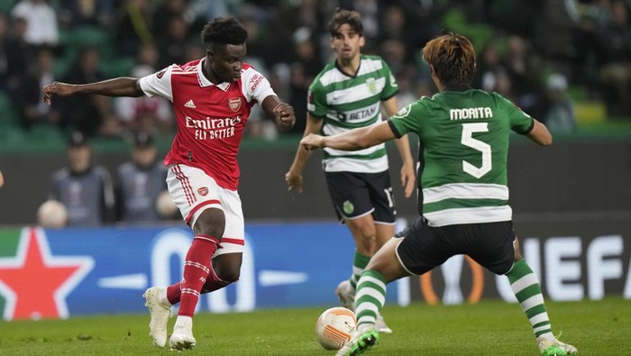 Arsenals Bukayo Saka, left, tries to dribble past Sportings Hidemasa Morita during the Europa League round of 16, first leg, soccer match between Sporting CP and Arsenal at the Alvalade stadium in Lisbon, Thursday, March 9, 2023. (AP Photo/Armando Franca)