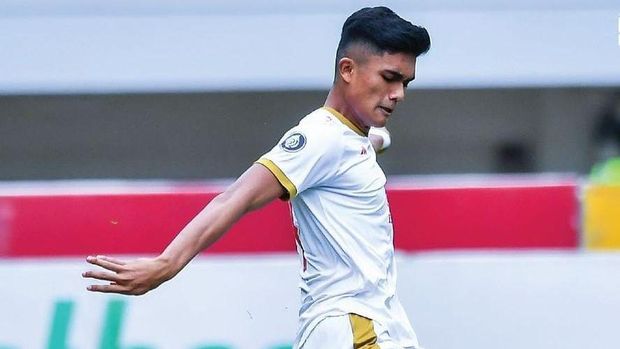 Striker PSM Makassar Ramadhan Sananta mencetak gol melalui penalti ke gawang Persikabo 1973 dalam laga lanjutan Liga 1 2022/2023.
