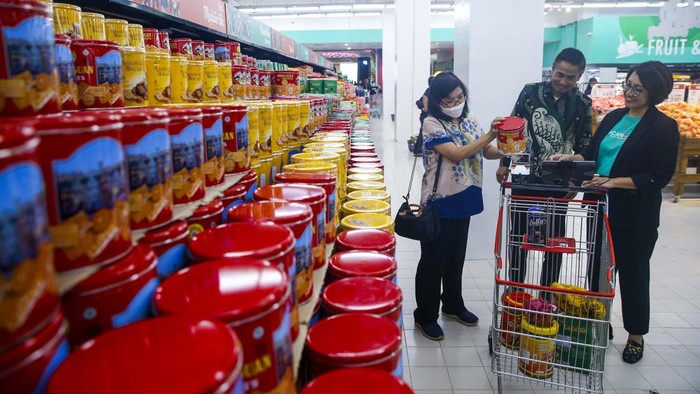 Supermarket di Tangerang Ini Berikan Sensasi Belanja Praktis Chief Executive Officer SCAN AND GO Agung Tianara berbincang dengan Direktur Utama CBD Ciledug Family Mall Jafar Sidik saat pembukaan Supermarket SCAN AND GO di CBD Ciledug, Tangerang, Banten, Rabu (8/3/2023).