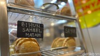 “Kalau dihitung-hitung sekarang ada lebih dari 32 rasa yang sudah Pastel Buncit ciptakan. Tapi biasanya kita rotasi menu-menu pastel ini, dan dikurasi jadi 6 varian untuk penjualan sehari-hari,” tutur Nidinda. Foto: detikFood